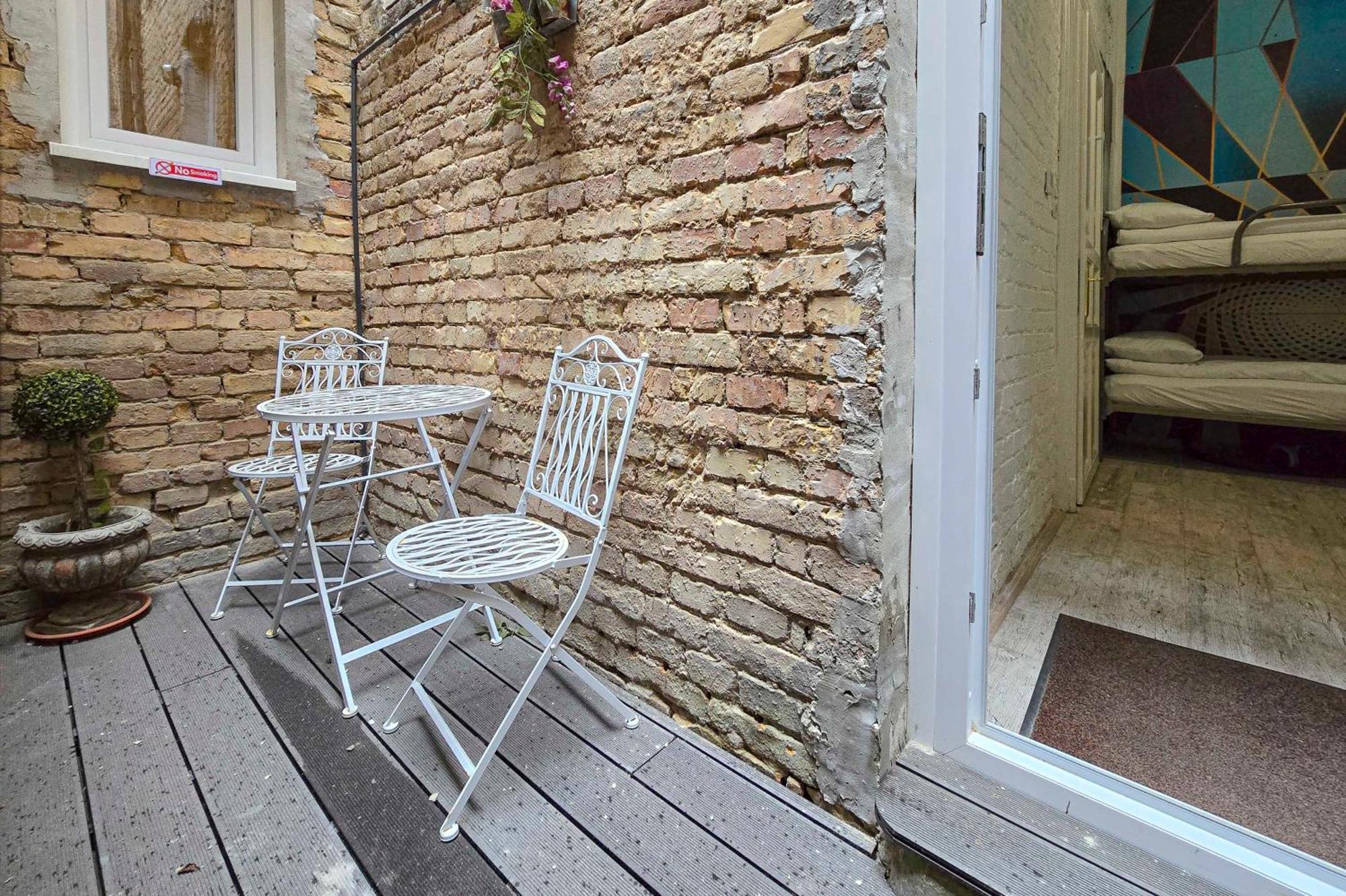 Wolf Apartment With Terrace Boedapest Buitenkant foto